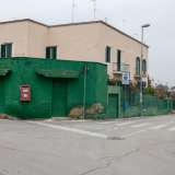 Svoltiamo ora a destra, percorrendo una traversa che interseca via Martin Lutero. All'incrocio balza all'occhio una bassa costruzione dipinta di verde che presenta una vecchia cassetta delle poste probabilmente ancora attiva